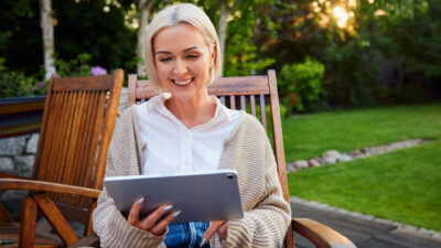 Comment regarder vos séries et programmes préférés tout l'été avec RED TV ?