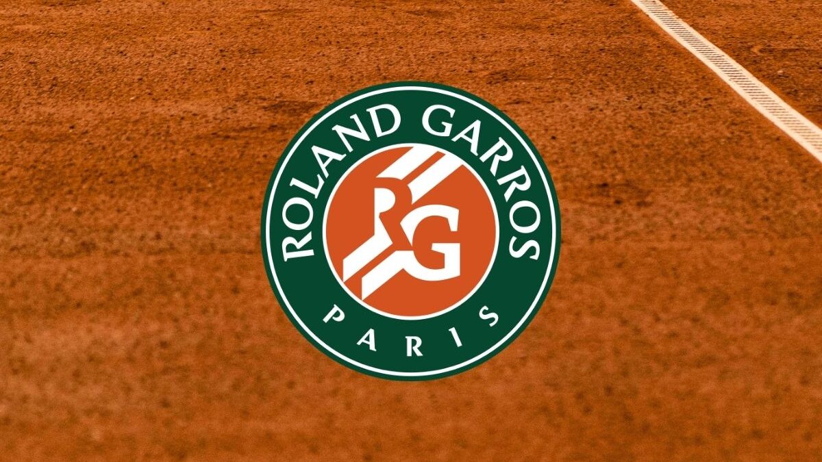 Logo Roland-Garros sur terre battue
