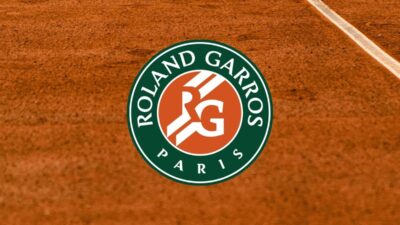 Logo Roland-Garros sur terre battue